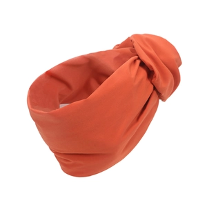 Detailansicht des hellorangen Knotendesigns auf diesem Turban-Haarband aus Stoff