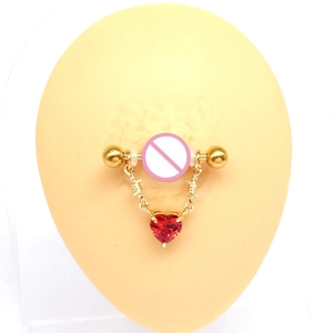 Nahaufnahme des goldenen Nippelrings mit rotem Herz-Edelstein und Kette am Modell