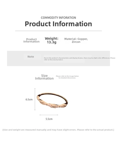Détail d'un bracelet en or rose 18K avec motif matelassé et pierres de zircon