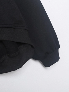 Detalle de los puños acanalados y el suave forro polar de la sudadera negra