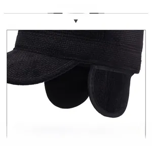 Dettaglio cappello invernale da uomo con paraorecchie e trama in tessuto caldo