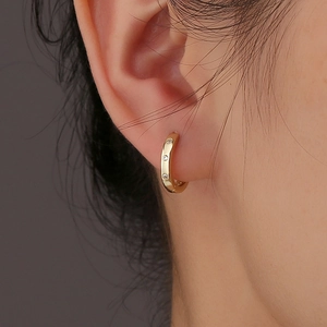 Boucles d'oreilles créoles S925 argent avec finition dorée et détails en zircon