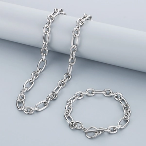 Detailansicht von klobigem Edelstahl-Halsketten- und Armband-Set in Silber mit OT-Verschluss