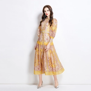 Elegantes langes Vintage-Kleid in Ingwergelb mit Blumenmuster, Taillengürtel und Knopfleiste