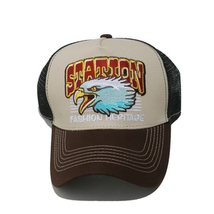 Broderie détaillée d'un aigle et texte vintage sur une casquette trucker en mesh