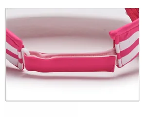 Detail des verstellbaren Klettverschlusses am rosa gestreiften Sonnenhut für Passform
