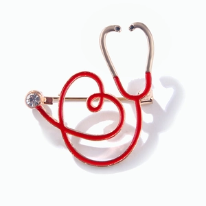 Broche stéthoscope en émail rouge avec alliage doré et accent de strass brillant