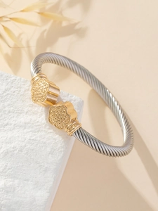 Vista dettagliata del bracciale a cavo d'argento con ciondoli a foglia di trifoglio