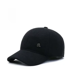 Dettaglio cappello baseball in lana nera con logo SR metallico e fodera calda