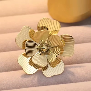 Polished 18K gold-plated stainless steel flower ring with detailed textured petals