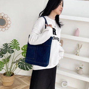 Grande borsa tote in denim blu scuro con doppie tasche frontali per l'uso quotidiano