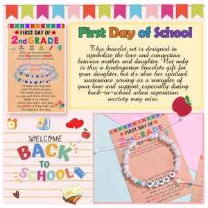 Vue détaillée du set de bracelets MAMA et MINI sur une carte cadeau colorée d'école