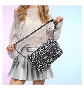 Détail du sac cabas léopard noir et blanc avec trois poches zippées et bandoulière longue