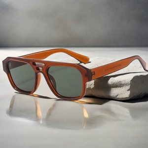 Détail des lunettes aviateur en acétate orange avec double pont et verres verts