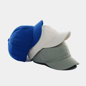 Berretti a tesa corta in blu reale, beige e verde salvia in twill di cotone