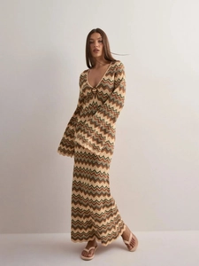 Abito lungo con scollo a V stile boho con motivo a zig-zag e maniche a campana