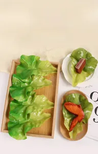 Detailansicht eines künstlichen Salatblatts aus PVC mit realistischer grüner Textur