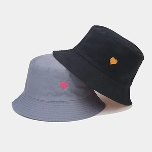 Bobs réversibles en coton avec broderie cœur en noir et gris pour la protection solaire