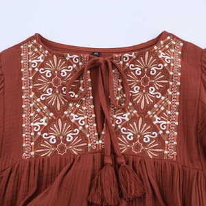 Abito corto rosso ruggine in cotone e lino con ricami etnici e lacci con nappe sullo scollo