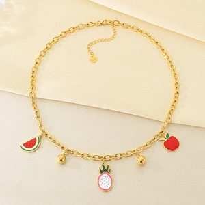 Détail du collier en acier inoxydable doré avec des breloques de fruits et de pastèque