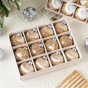 Boules de Noël en soie champagne et argent avec paillettes et perles dans une boîte