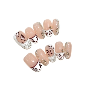 Handgefertigte Kunstnägel mit Ahornblatt-Design, French Tips und glitzernden Strasssteinen
