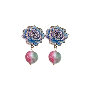 Boucles d'oreilles rose élégantes avec pétales dégradés bleu-violet et perles