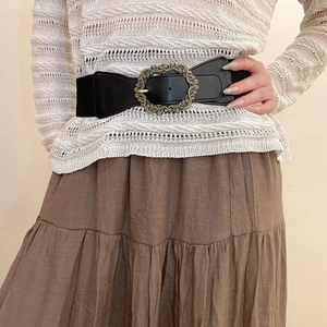 Vue rapprochée de la ceinture corset élastique noire vintage avec boucle baroque en bronze