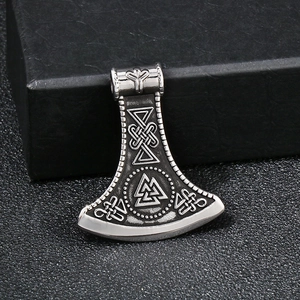 Rilievo dettagliato del ciondolo ascia vichinga con simboli Valknut e nodi celtici