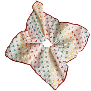 Elastico scrunchie bianco in tessuto a nido d'ape con cuori colorati e bordo rosso