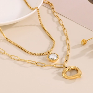 Collana a doppio strato in oro con cerchio di cristallo e ciondolo a cuore