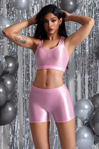 Set sportivo rosa metallizzato con top corto e pantaloncini aderenti lucidi