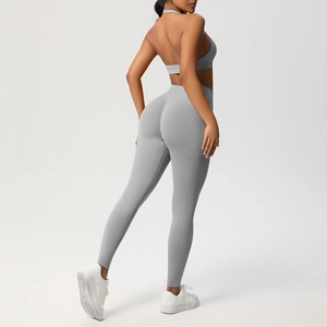 Dettaglio del reggiseno sportivo grigio e leggings yoga a vita alta effetto push-up