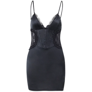 Robe mini sexy en satin noir avec dentelle, col en V et bretelles ajustées