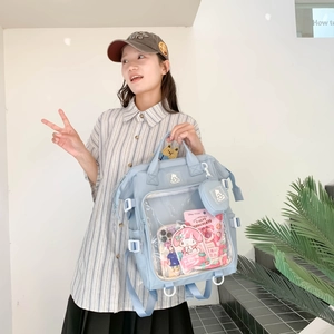 Detailansicht eines hellblauen Rucksacks mit transparentem Fach für Pins und Deko