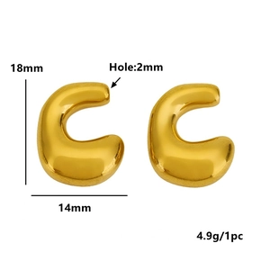 Vue détaillée de pendentifs en forme de haricot doré avec trou de 2mm et poli miroir
