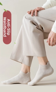 Nahaufnahme hellgrauer Knöchelsocken mit Rippbündchen und elastischem Fußgewölbe