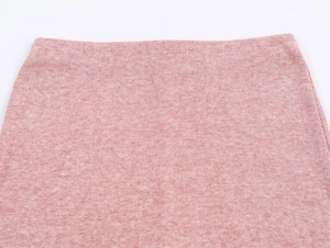 Détail de la texture en maille côtelée rose et de la taille élastique de l'ensemble