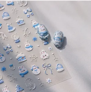 Dettaglio macro di adesivi per unghie natalizi 3D M-864 con pupazzi di neve e motivi glitter