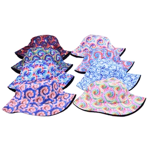 Vista detallada de varios patrones tie-dye en sombreros de pescador reversibles