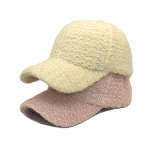 Casquettes de baseball en peluche pour femmes en crème et rose avec textures d'hiver
