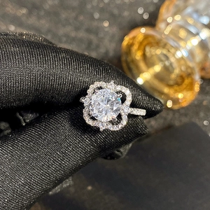 Macro detail van luxe bloem halo verlovingsring met sprankelende ronde moissanite steen