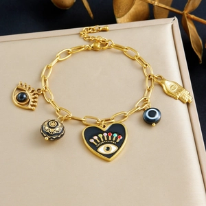 Bracelet doré à grosse maille avec pendentifs oeil protecteur, cœur et main en acier