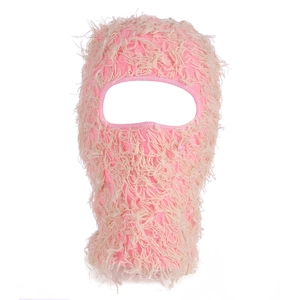 Nahaufnahme der rosa und creme plüschigen Sturmhaube mit weicher Textur und Strickfutter