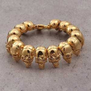Détail des maillons tête de mort en or 18 carats sur un bracelet hip hop en acier inox