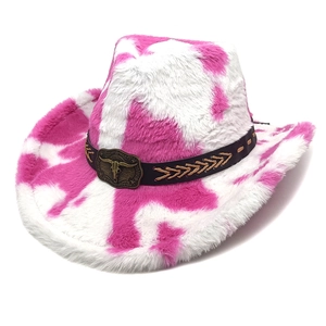 Dettaglio cappello cowboy in peluche rosa maculato con cinturino e fibbia a toro in metallo