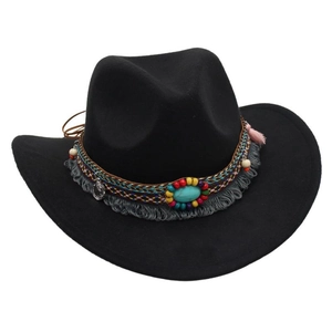 Détail d'un chapeau en feutre western avec bande ethnique, turquoise et breloque argentée
