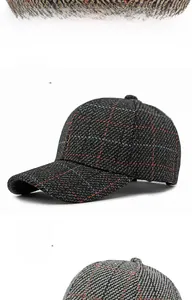 Detail von karierten Tweed-Baseballkappen in Schwarz und Grau mit Vintage-Struktur
