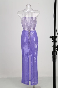Dettaglio dell'abito in paillettes viola con schiena scoperta e chiusura a lacci intrecciati