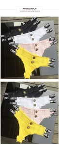 Detail von Denim-Shorts mit Metallknöpfen und LOVE-Gummiband an der Seite